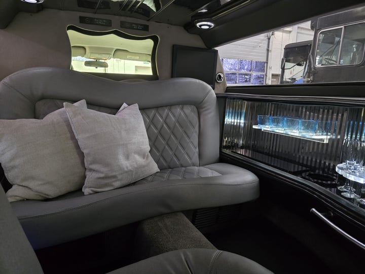 Lounge med bløde puder i limousine